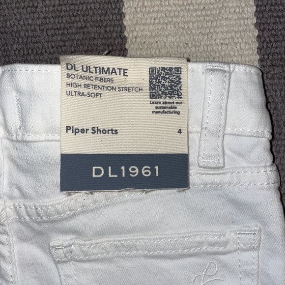 DL1961 white toddler shorts with star detail - Picture 3 of 5